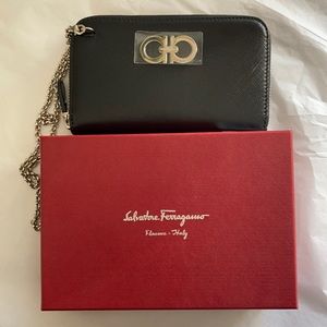 NWT Salvatore Ferragamo Chain Wallet/wallet on chain